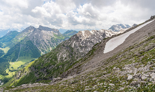 福拉尔贝格在奥地利沃拉尔贝格的莱克伦山上 飞速攀登岩石全景草地顶峰天堂环境登山远足农村娱乐背景
