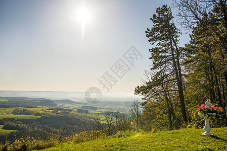 德国Swabian Alb高地的全天观天空农业蓝色绿色山脉爬坡森林牧歌土地全景背景