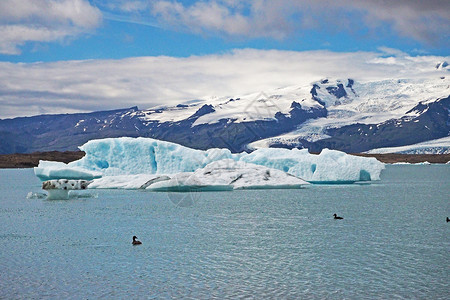 冰川泻湖Jokulsarlon环礁湖冰川冰层中的蓝色冰块背景