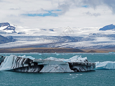 冰岛东南Jokulsarlon环礁湖冰川冰中的蓝色冰块野生动物气候旅游荒野勘探生态太阳冷却乌云阳光泻湖高清图片素材