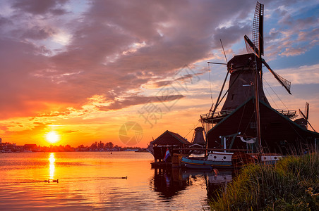 日落时 荷兰的风车风景旅游游客胜地天空农业景点观光农村旅行背景图片