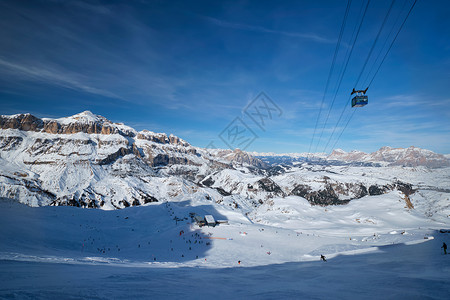 意大利多洛米特滑雪度假胜地高山运动季节娱乐陆运缆车风景山脉滑雪者土地背景图片
