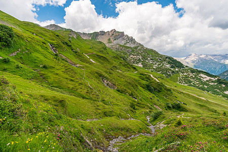 福拉尔贝格在奥地利沃拉尔贝格的莱克伦山上 飞速攀登登山娱乐孤独高山首脑晴天旅行冒险农村草地背景