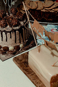 带很多巧克力装饰品的美味巧克力蛋糕图片素材