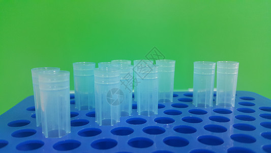 在带有空洞的微滴盒中 特写蓝色微升小提示的视图生命科学实验室仪器补充多管器具增殖液体绿色吸管背景图片