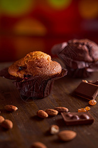 在一张木桌上的巧克力玛芬用巧克力和塔塔里尼作品产品海绵木板大麦杏仁蛋糕可可宏观葡萄干背景图片