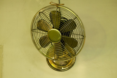 挂在墙上的布拉斯风扇电气装饰艺术刀片白墙空气金属风格鼓风机冷却器背景图片