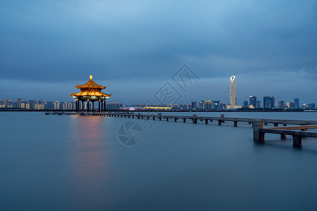 中国苏州湖周围的城市风景蓝色天空商业公园建筑学城市市中心办公室建筑景观背景图片
