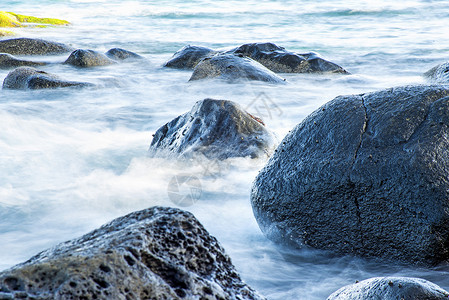 长期暴露中亚亚亚南洋的表面海洋海景海岸白色岩石冲浪蓝色火山支撑黑色背景图片