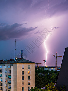 闪电螺栓维也纳维纳贝格市上空出现猛烈的夏季雷暴和巨大的闪电 图片右侧有建筑起重机雷雨天空力量螺栓危险建筑物罢工活力天气自然现象背景