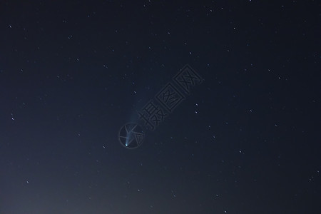 彗星在星座Ursa少校的星座下经过时 其新风天堂天空摄影星空智慧墙纸尾巴星系星云场地背景图片