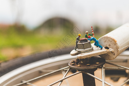 骑自行车修车的机械工服务工业硬件创造力团队帮助维修金属运输玩具背景图片