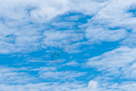 蓝天上蓬松的白云 触感柔软如棉晴天天气季节气候空气全景气氛棉布天堂环境背景图片