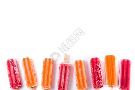 橙色冰棒橙色和草莓冰棒在白底幕上被隔离小吃甜点茶点果味冰淇淋果汁食物橙子奶油红色背景