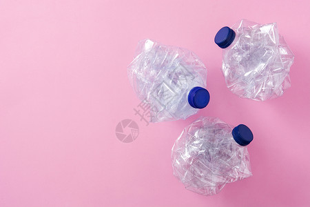 粉红色背景的可处置废塑料瓶 顶视图 复制空间粉色塑料用具环境白色生态工业桌子餐具团体背景图片
