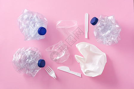 粉红色背景的可处置废塑料瓶 顶视图 复制空间团体生日厨具回收桌子用具粉色垃圾工业塑料背景图片