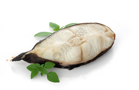 烤鱼牛排白色海鲜盘子美食牛扒食物鲶鱼绿色背景图片