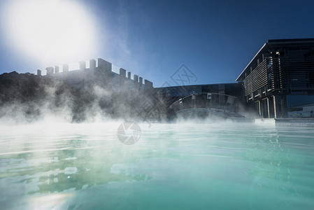太阳热冰岛蓝色环礁湖蒸汽水池娱乐太阳晴天游客火山旅行地热温泉背景