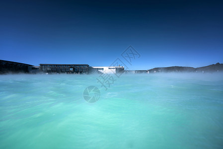 冰岛蓝色环礁湖晴天蓝色火山地热旅行矿物质蒸汽温泉娱乐地标背景图片