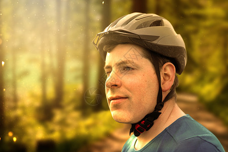 胖子骑自行车胖胖子戴着自行车头盔 想运动 想输我们男生骑士活动男性行动速度运动装成人绿色男人背景