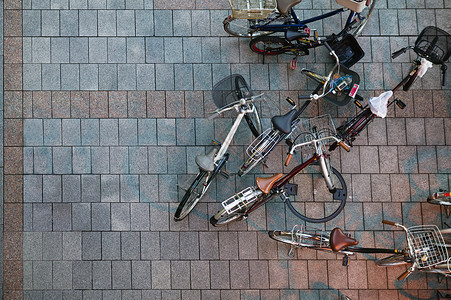 日本东京Ueno JR 站台男子通过自行车从上运动模糊的视角浏览未知年龄城市生活行人城市场景路面一人生活位置背景图片