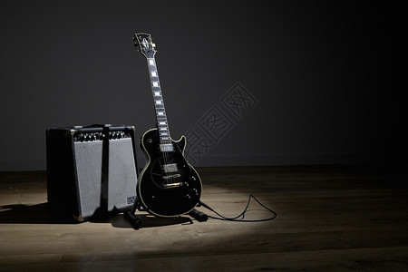 舞台上的电吉他和扩音器影棚娱乐表演吉他乐器聚光灯事情放大器背景图片