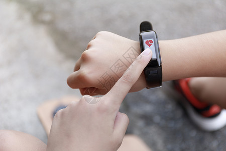 儿童电话手表女孩使用智能手表触摸按钮和触摸屏o手指界面女性运动手腕互联网锻炼工具跑步配饰背景