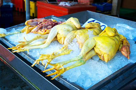家禽市场亚洲黄色鸡肉死在冰雪展示的箱子上脖子农场商业店铺翅膀饮食烹饪动物市场农业背景