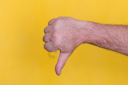 黄色背景的拇指下方标志背景图片