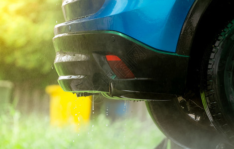 蓝色的车在用水洗 自动护理业务肥皂奢华横幅汽车玻璃洗发水洗车车轮车辆消毒涂层高清图片素材