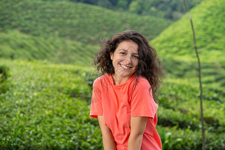 美丽的黑褐色女孩在茶谷中间摆着b热带场景农田农业阳台花园女性环境女士农场背景图片