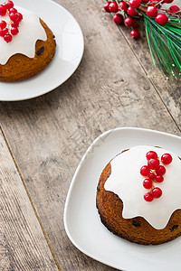 木制桌上的圣诞布丁木头水果食物庆典坚果红色季节性蛋糕甜点背景图片