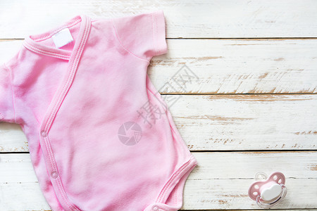 白木背景的粉红婴儿摇篮宝宝 复制空间背景图片