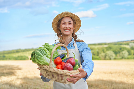 女农民草帽围裙站在农田微笑女农学家专家农业综合企业快乐积极的白人工人农业领域收获洋葱女性沙拉帽子农场采摘生态收集种植园背景图片
