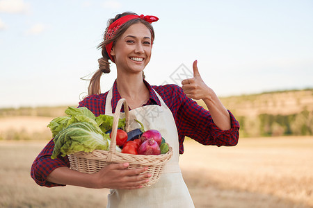 站在农田微笑的女农民女农学家专家农业综合企业快乐积极的白人工人农业领域女性洋葱黄瓜生长收成蔬菜收获种植园小麦土地背景图片