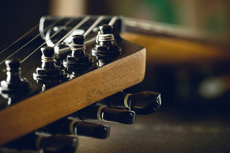 黑电吉他头顶上的闭合调密钥国家歌曲音乐静物细绳脖子乐器硬件身体工作室背景图片