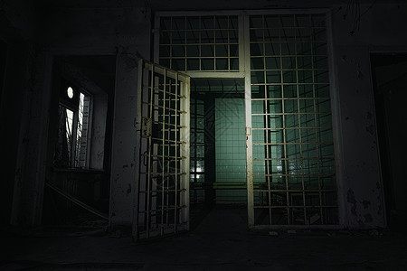 提篮桥监狱黑暗中的旧被弃囚牢房背景