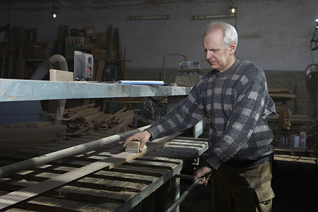 车间中的木匠砂木职业家具手工木头砂纸木材工作台工人工匠建造男性高清图片素材