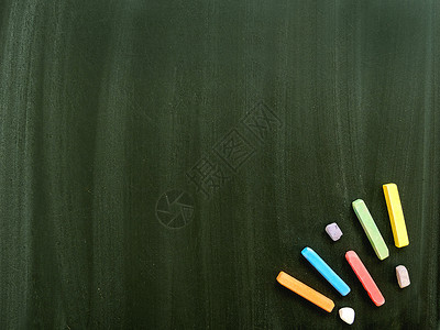学校黑板上最亮的景色和彩色粉笔条纹黑色教育痕迹幼儿园绿色线条背景图片