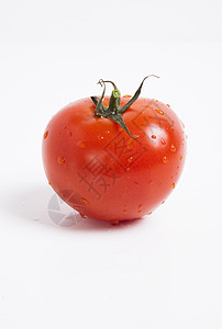 含导流图特写白色背景上含水滴的新鲜红西红番茄影棚蔬菜红色健康饮食节食营养对象水果静物食物背景