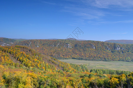 秋季陆地山脉环境阳光森林季节植物群全景公园天空背景图片