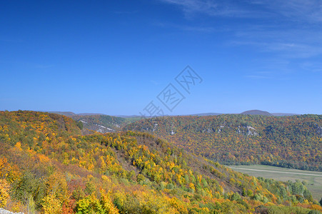 秋季陆地全景森林阳光山脉天空植物群环境季节公园背景图片