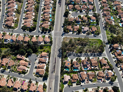 在圣迭戈的黑山 与相邻的大别墅对近的郊区附近地区进行空中巡视草地后院住宅风景游泳池建筑学住房人行道城市财产背景图片