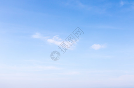 蓝色天空中的白毛云假期风景阳光白色蓝天多云背景图片