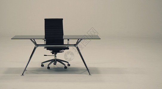 上面有玻璃和皮椅的桌子顶层房间金属商业家具地面扶手椅工作皮革黑色背景图片