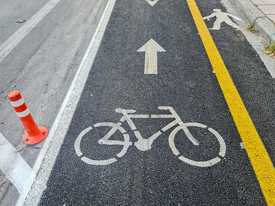 新的城市交通单车道 在沥青路旁有黄色分隔线背景图片