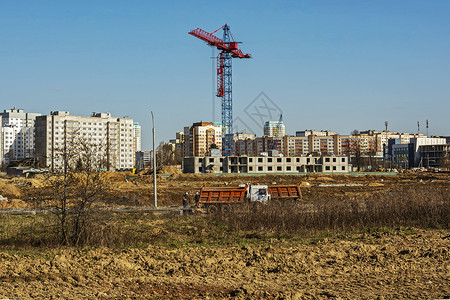 建筑工地 有一座高塔起重机和一个多层楼高清图片