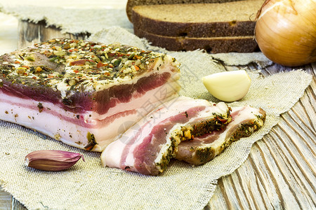 生态猪肉含面包 大蒜和洋葱的压咸咸培根背景