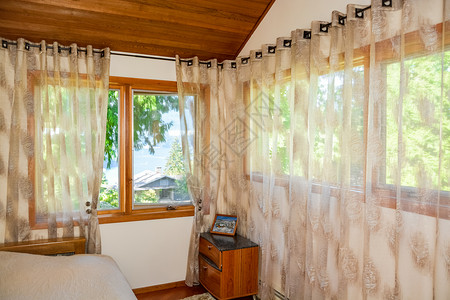 小卧室的窗帘和窗帘宽 有海湾风景背景图片