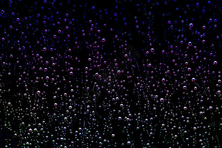 黑色背景下水的水滴玻璃雨量天气窗户下雨气泡雨滴背景图片